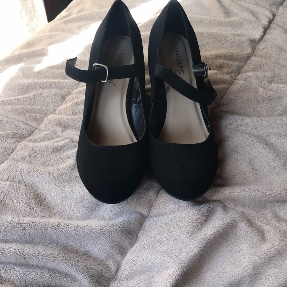 Black wedge shoe!